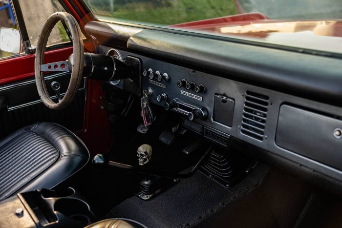 Unknown-Bronco-1972-Fire-Engine-Red-Black-Vinyl-3