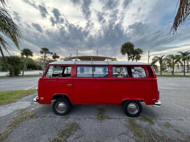 Unknown-Bus-1973-Red-Black-9