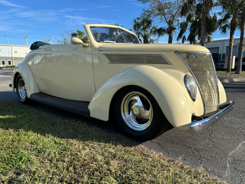 Unknown-Cabriolet-1937-Alabaster-White-Green-Light-46