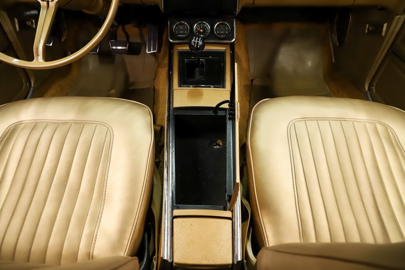 Unknown-Camaro-1967-Capri-Creme-Gold-41