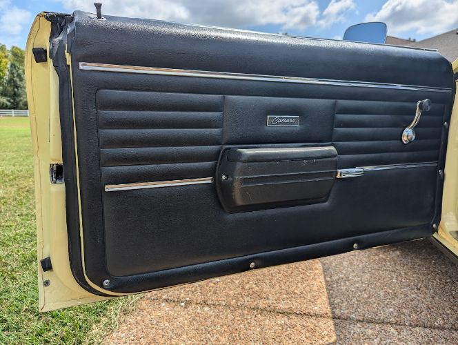 Unknown-Camaro-1968-Butter-Yellow-Black-Black-Vinyl-24