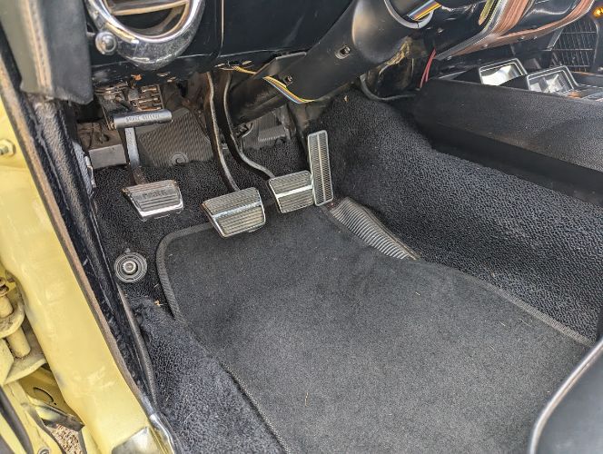 Unknown-Camaro-1968-Butter-Yellow-Black-Black-Vinyl-37