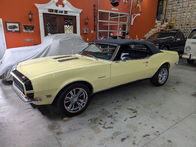 Unknown-Camaro-1968-Butter-Yellow-Black-Black-Vinyl-5