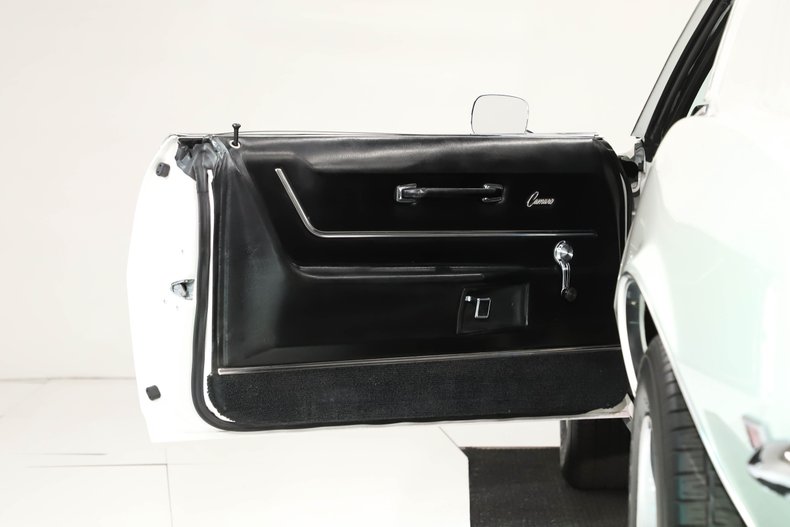 Unknown-Camaro-1968-Ermine-White-Black-10