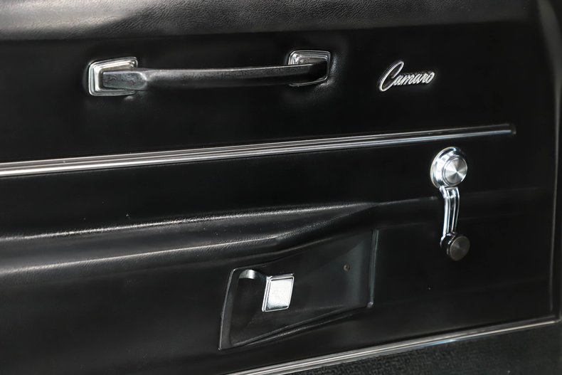 Unknown-Camaro-1968-Ermine-White-Black-11