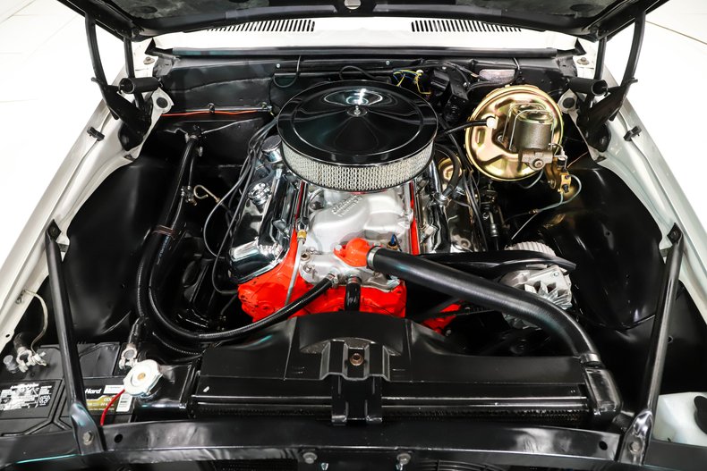 Unknown-Camaro-1968-Ermine-White-Black-3