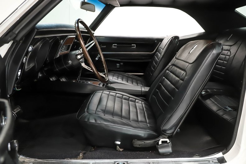 Unknown-Camaro-1968-Ermine-White-Black-31