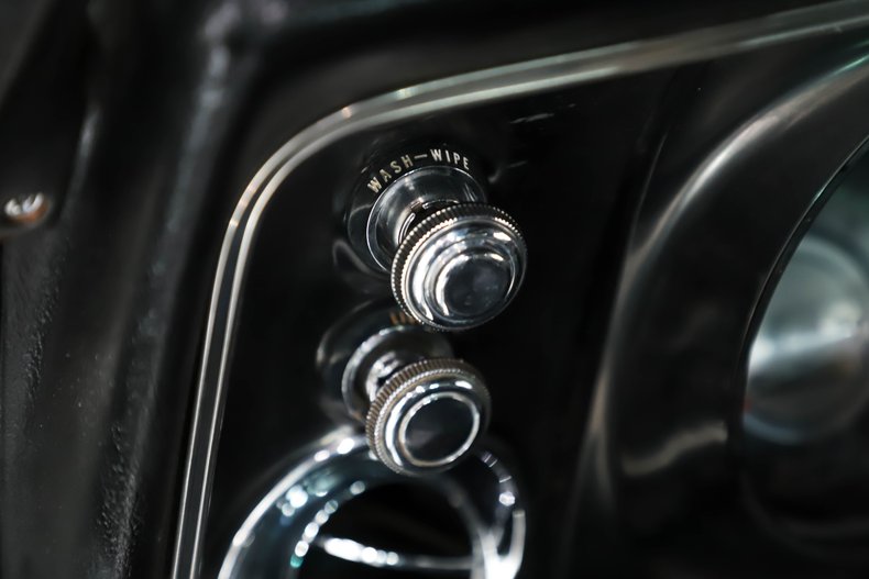 Unknown-Camaro-1968-Ermine-White-Black-32