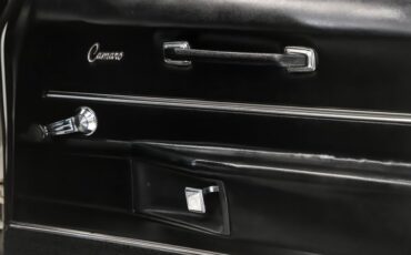 Unknown-Camaro-1968-Ermine-White-Black-38