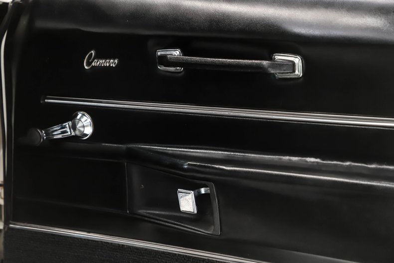 Unknown-Camaro-1968-Ermine-White-Black-38