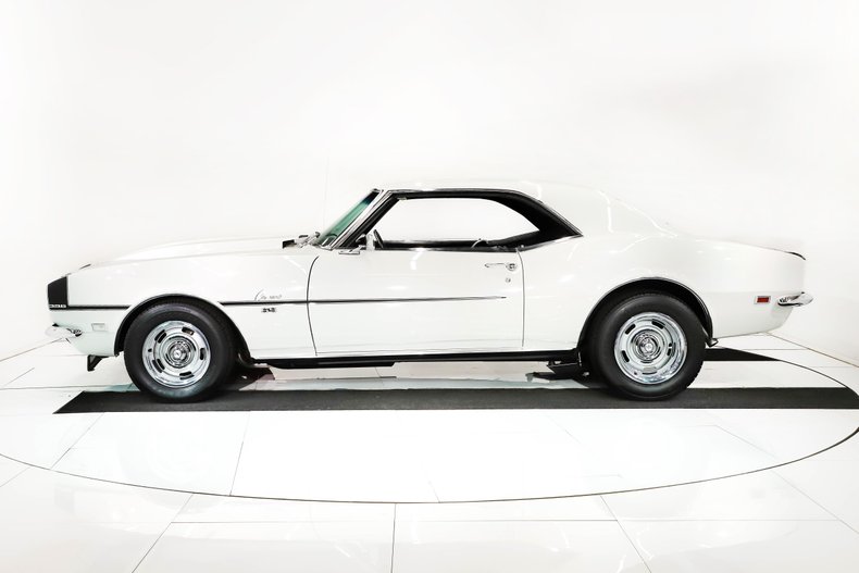 Unknown-Camaro-1968-Ermine-White-Black-39