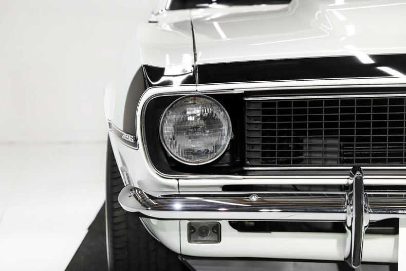 Unknown-Camaro-1968-Ermine-White-Black-42