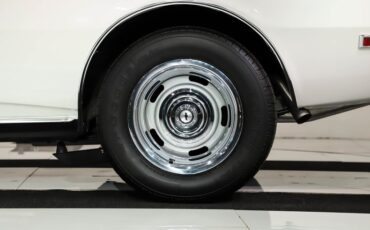 Unknown-Camaro-1968-Ermine-White-Black-44