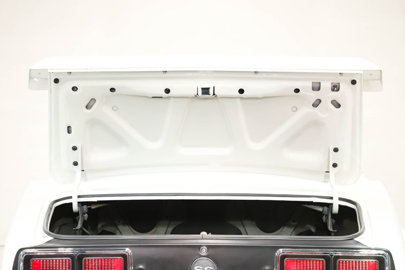 Unknown-Camaro-1968-Ermine-White-Black-6