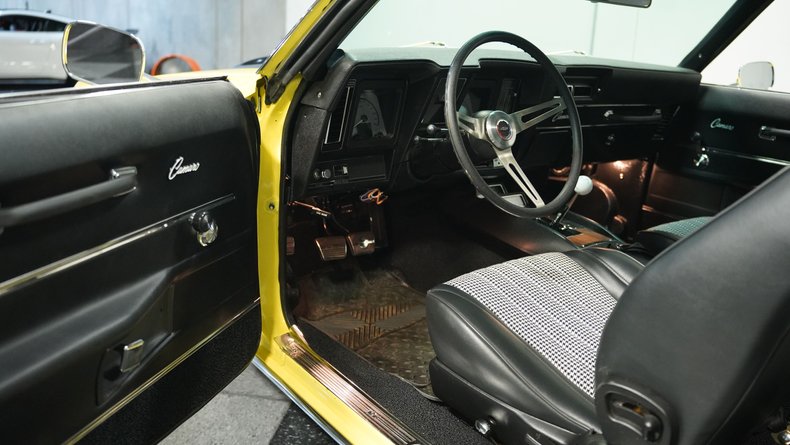 Unknown-Camaro-1969-Daytona-Yellow-Black-11