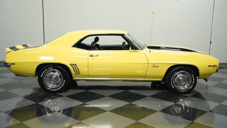 Unknown-Camaro-1969-Daytona-Yellow-Black-14