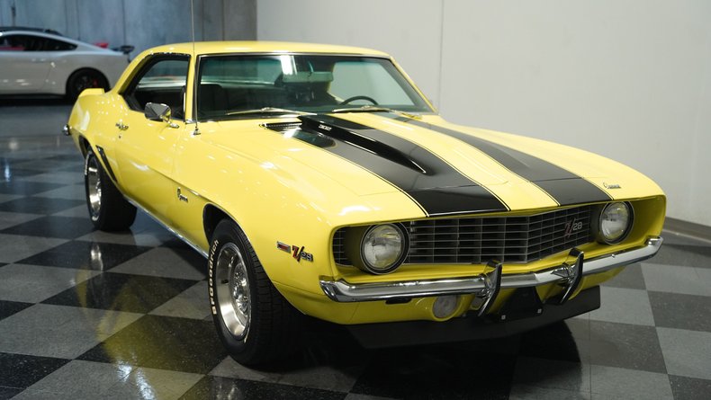Unknown-Camaro-1969-Daytona-Yellow-Black-16