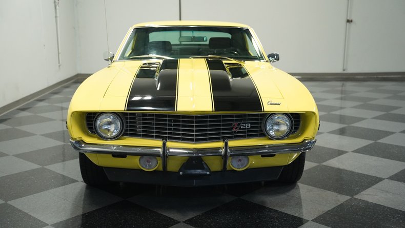 Unknown-Camaro-1969-Daytona-Yellow-Black-17