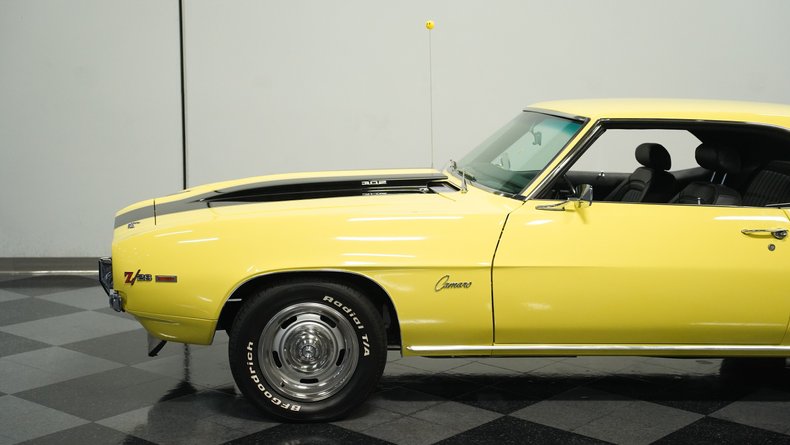 Unknown-Camaro-1969-Daytona-Yellow-Black-20