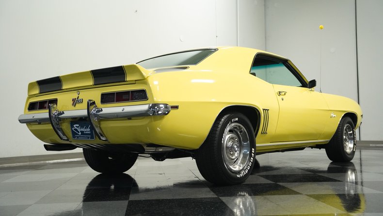 Unknown-Camaro-1969-Daytona-Yellow-Black-23