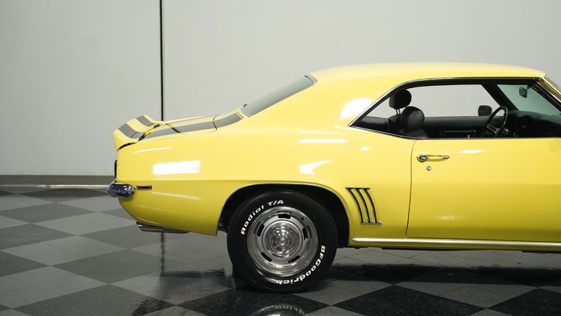 Unknown-Camaro-1969-Daytona-Yellow-Black-25