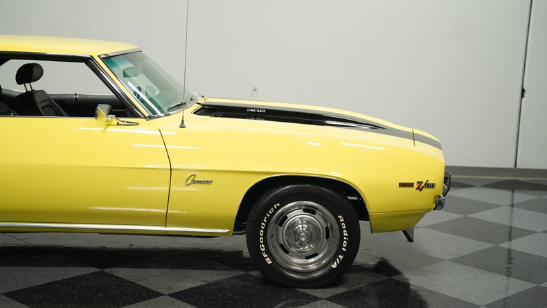 Unknown-Camaro-1969-Daytona-Yellow-Black-26