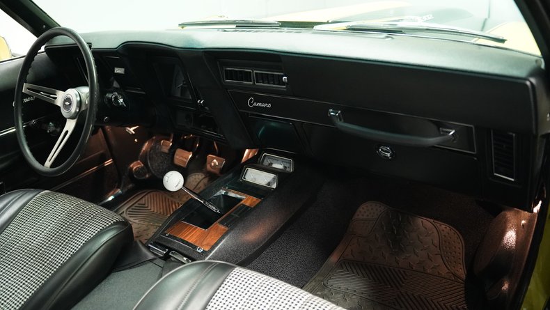 Unknown-Camaro-1969-Daytona-Yellow-Black-33