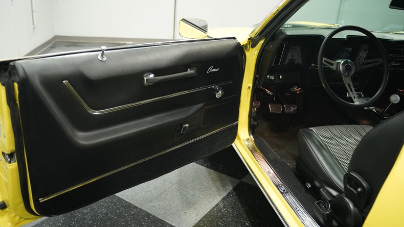 Unknown-Camaro-1969-Daytona-Yellow-Black-37