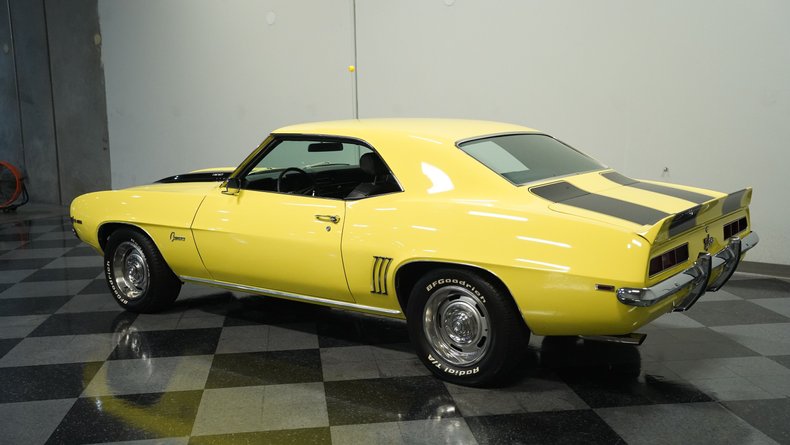 Unknown-Camaro-1969-Daytona-Yellow-Black-4