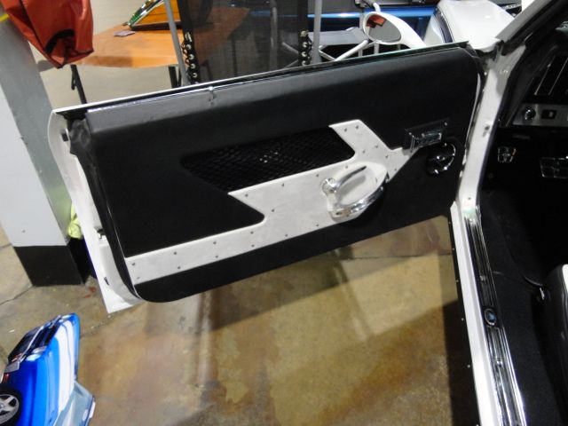 Unknown-Camaro-1969-White-Ecstasy-Pearl-WhiteBlackLeather-23