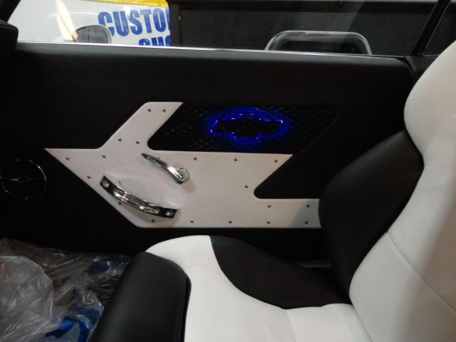 Unknown-Camaro-1969-White-Ecstasy-Pearl-WhiteBlackLeather-33