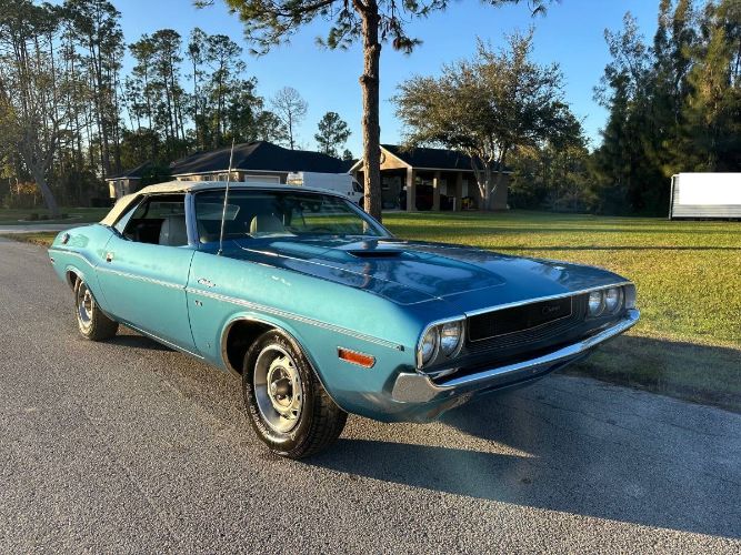 Unknown-Challenger-1970-Bright-blue-metallic-White-1