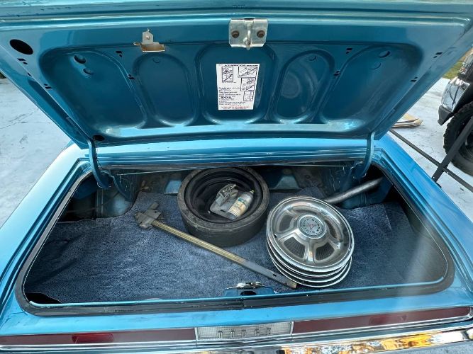 Unknown-Challenger-1970-Bright-blue-metallic-White-4