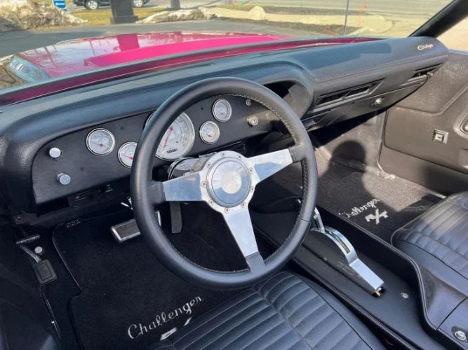 Unknown-Challenger-1970-Two-Tone-Panther-Pin-3