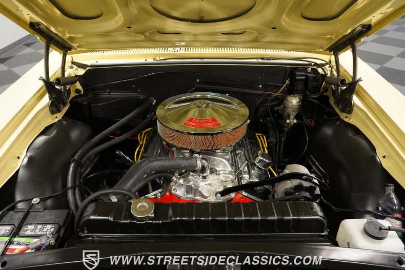 Unknown-Chevelle-1965-Butternut-Yellow-Black-2