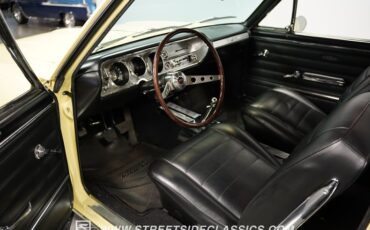 Unknown-Chevelle-1965-Butternut-Yellow-Black-3