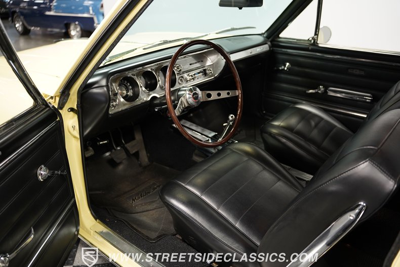 Unknown-Chevelle-1965-Butternut-Yellow-Black-3