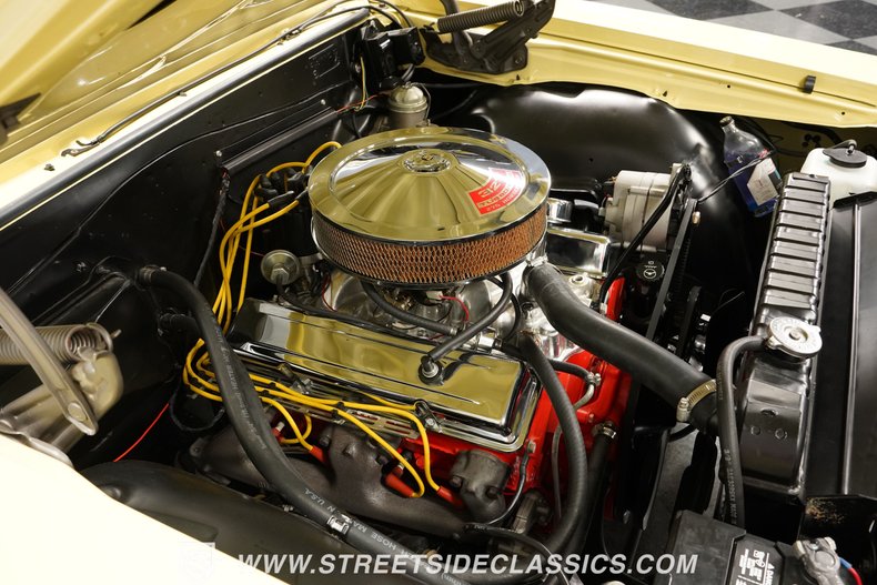 Unknown-Chevelle-1965-Butternut-Yellow-Black-32