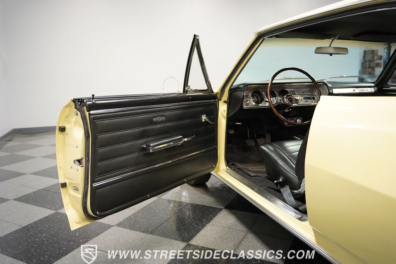 Unknown-Chevelle-1965-Butternut-Yellow-Black-33