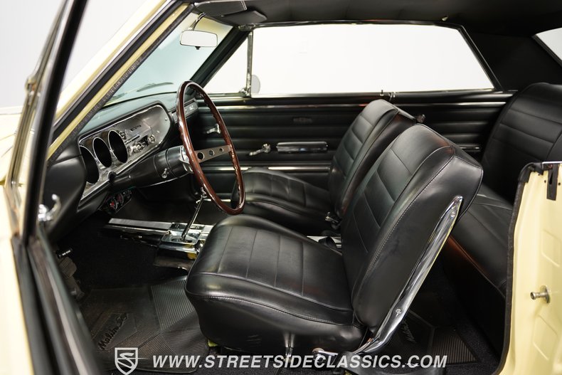 Unknown-Chevelle-1965-Butternut-Yellow-Black-35