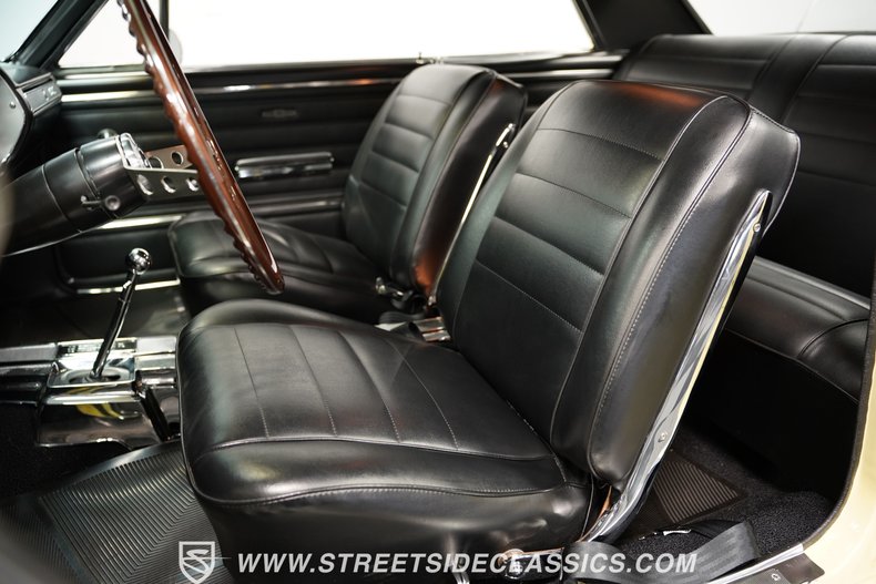 Unknown-Chevelle-1965-Butternut-Yellow-Black-43