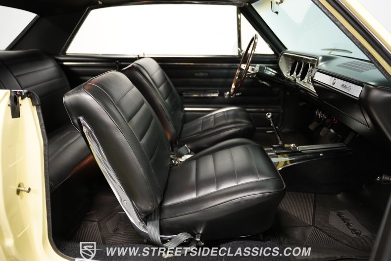 Unknown-Chevelle-1965-Butternut-Yellow-Black-46