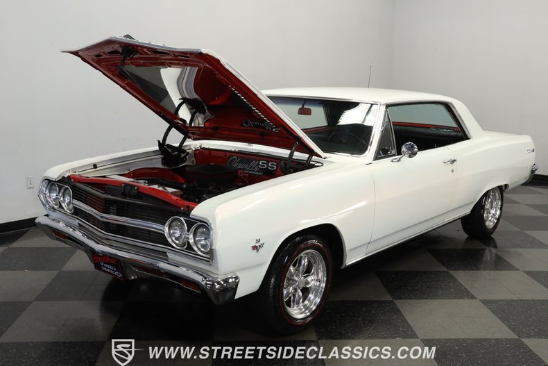Unknown-Chevelle-1965-Pearl-White-Black-19