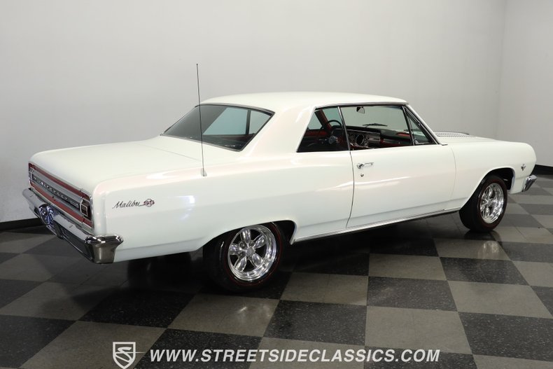 Unknown-Chevelle-1965-Pearl-White-Black-24