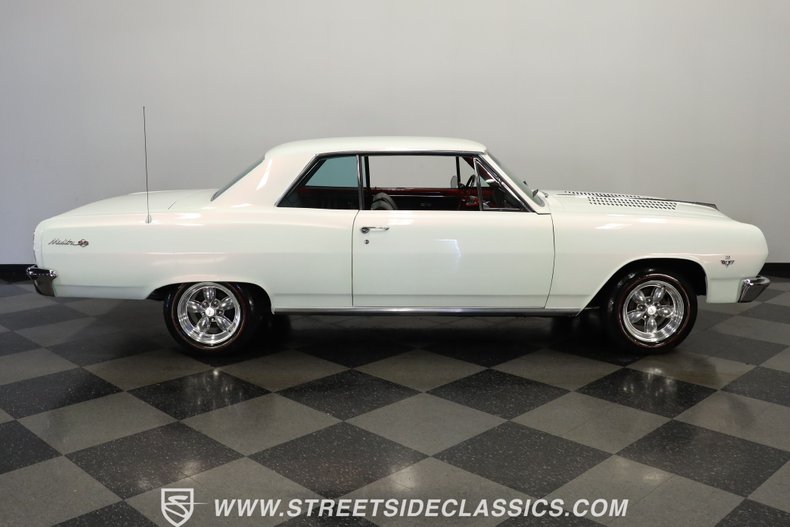 Unknown-Chevelle-1965-Pearl-White-Black-25