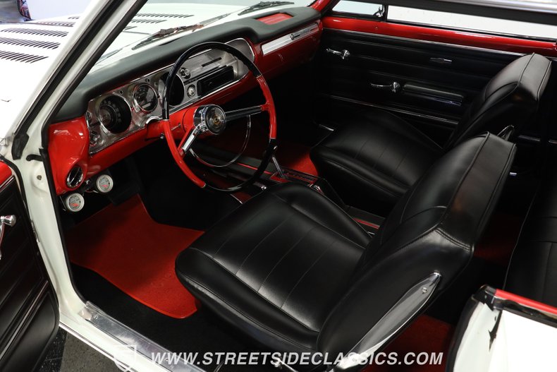 Unknown-Chevelle-1965-Pearl-White-Black-3