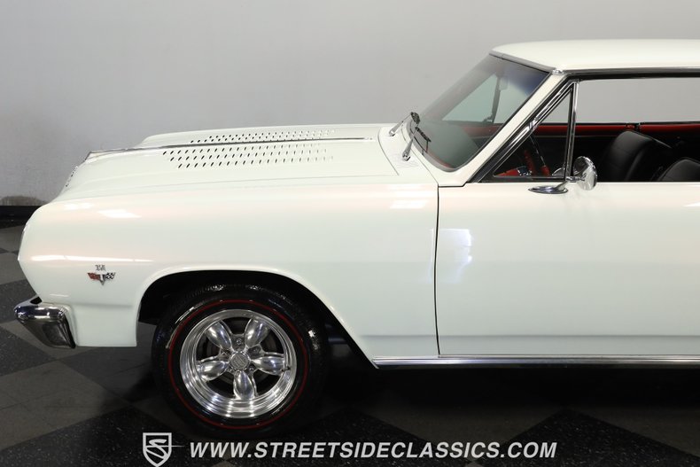 Unknown-Chevelle-1965-Pearl-White-Black-34