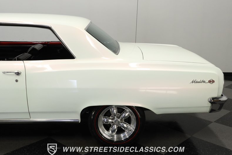 Unknown-Chevelle-1965-Pearl-White-Black-35