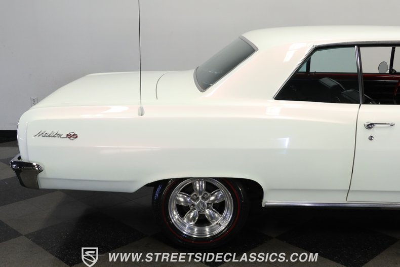 Unknown-Chevelle-1965-Pearl-White-Black-37