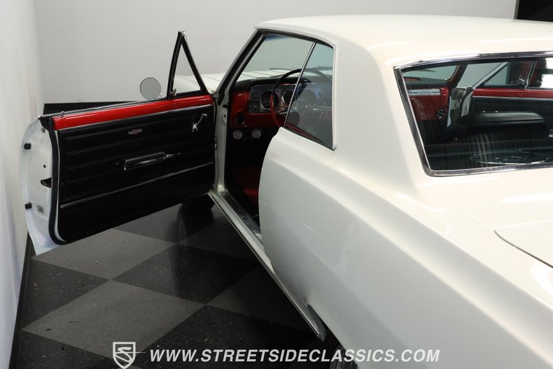 Unknown-Chevelle-1965-Pearl-White-Black-39